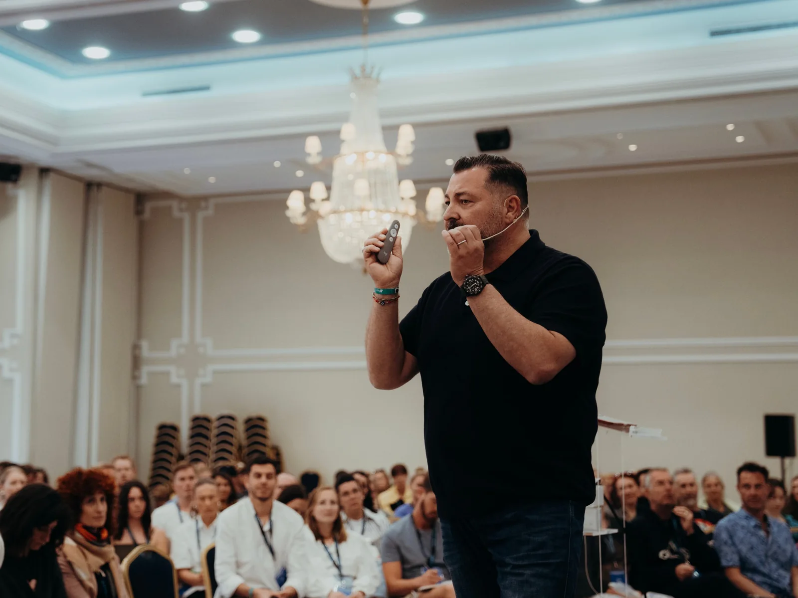 Sharaf Beitar auf der Bühne der Chiropraktik Mastermind